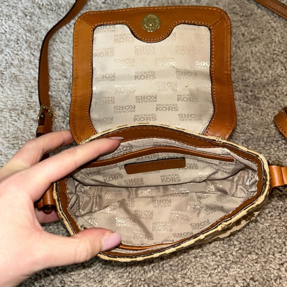 SOLD!! Micheal Kors MK Crossbody Purse 👜 - Picture 4 of 7